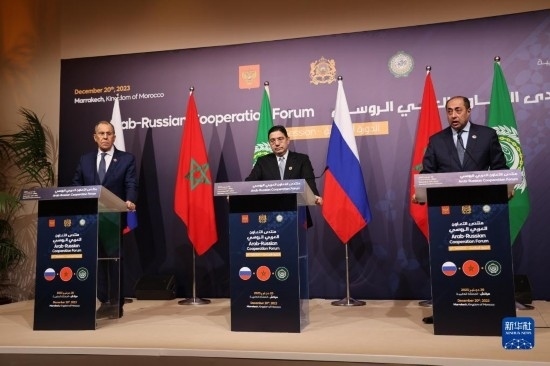 12月20日，在摩洛哥南部城市馬拉喀什舉行的第六屆阿拉伯-俄羅斯合作論壇主議程結(jié)束后，俄羅斯外交部長(zhǎng)拉夫羅夫、摩洛哥外交大臣布里達(dá)、阿拉伯國(guó)家聯(lián)盟（阿盟）副秘書長(zhǎng)胡薩姆·扎基（從左至右）出席記者會(huì)。新華社記者霍晶攝