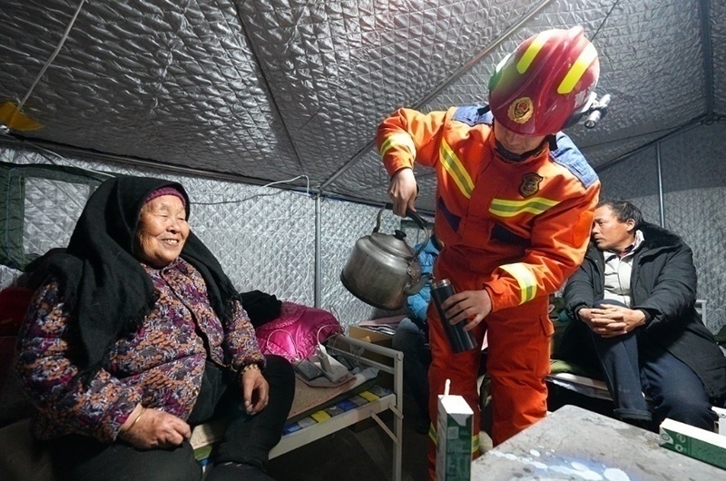 村民龔尕芳與消防員交流。賀勇攝。