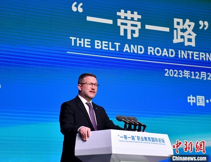 圖為活動現(xiàn)場歐洲議會交通旅游委員會副主席烏伊海依·伊什特萬致辭。 中新社記者 韓冰 攝