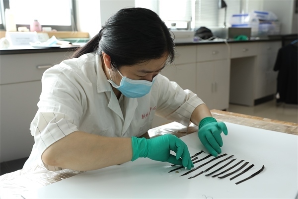 考古工作者正給竹簡(jiǎn)排序。國家文物局供圖