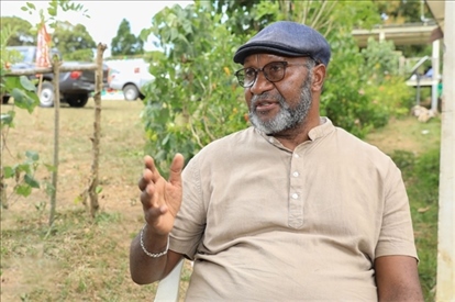 2023年12月18日，瓦努阿圖共和國總理夏洛特·薩爾維在瓦努阿圖公路項(xiàng)目二期馬勒庫拉段的移交儀式現(xiàn)場接受人民網(wǎng)采訪。人民網(wǎng) 賀吉攝