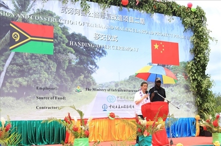 2023年12月18日，中國駐瓦努阿圖大使李名剛在瓦努阿圖公路項(xiàng)目二期馬勒庫拉段的移交儀式上發(fā)表致辭。人民網(wǎng) 賀吉攝