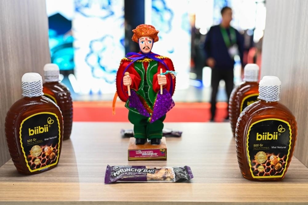 2023年11月8日在第六屆進(jìn)博會(huì)上拍攝的尼加拉瓜蜂蜜產(chǎn)品。