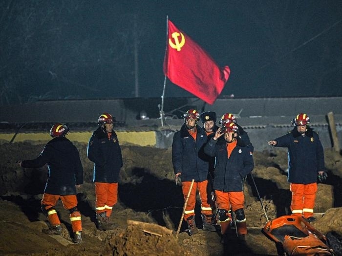 2023年12月21日，救援隊員在青海省海東市民和回族土族自治縣中川鄉(xiāng)金田村現(xiàn)場救援。新華社記者 張龍 攝