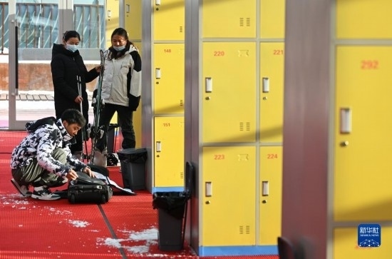 12月21日，游客在滑雪服務(wù)大廳整理滑雪裝備。