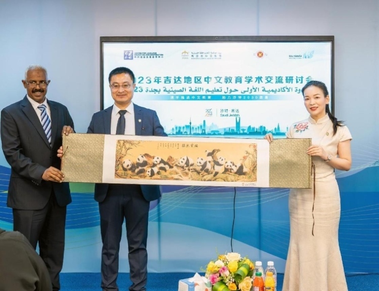 主辦方向與會代表贈送書畫作品。主辦方供圖