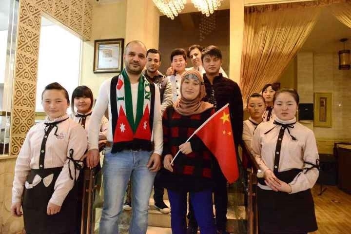 穆罕奈德夫婦與餐廳員工合影。共享聯(lián)盟·義烏 呂斌 攝