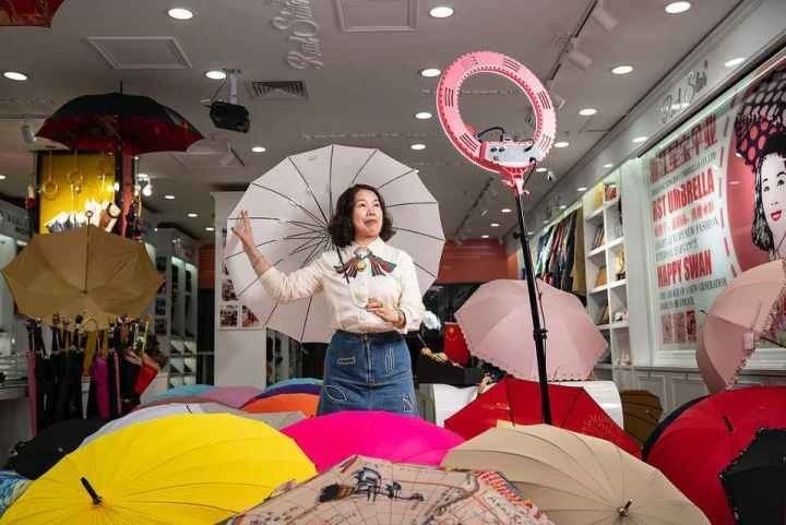 在義烏打拼了27年的商戶張吉英，正通過直播銷售雨傘。義烏市委宣傳部供圖