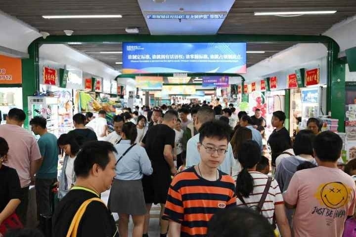 國慶長假期間，“世界超市”摩肩接踵。共享聯(lián)盟·義烏 吳峰宇 攝