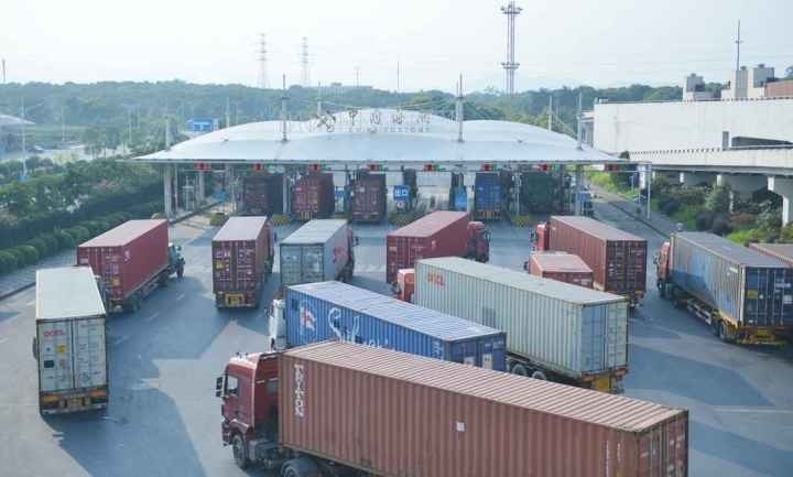 義烏海關(guān)排隊等待出關(guān)的車輛。共享聯(lián)盟·義烏 吳峰宇 攝