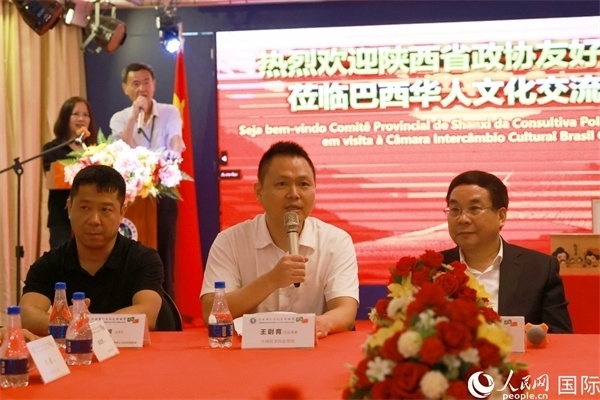 中國(guó)駐里約熱內(nèi)盧代總領(lǐng)事王尉育（中）在座談會(huì)中致辭。人民網(wǎng)記者 陳海琪攝