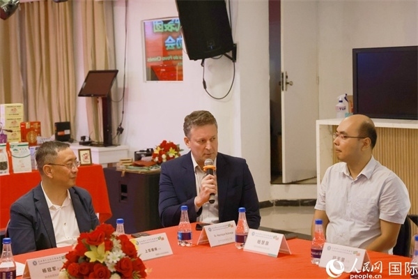 巴西中國(guó)友好協(xié)會(huì)主席恩里克·諾布雷加（中）在座談會(huì)中發(fā)言。人民網(wǎng)記者 陳海琪攝