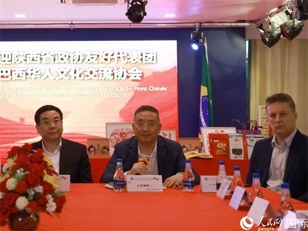 巴西華人文化交流協(xié)會(huì)主席上官建峰（中）在座談會(huì)上發(fā)言。人民網(wǎng)記者 陳海琪攝