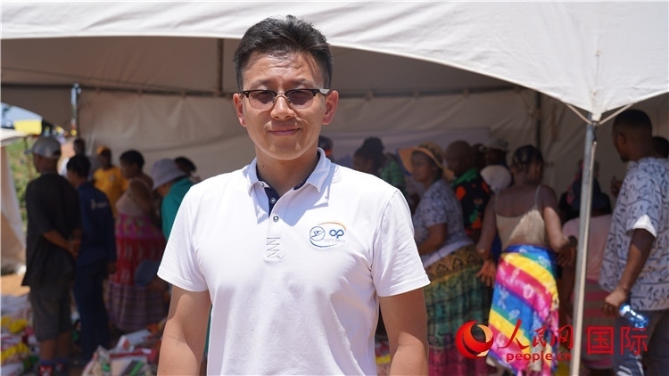 延鋒彼歐南非公司總經(jīng)理張鑫發(fā)言致辭。人民網(wǎng) 張茜攝