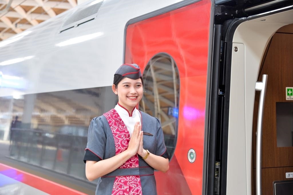 12月12日，乘務(wù)人員在印度尼西亞雅加達(dá)的哈利姆車站站臺(tái)歡迎乘坐雅萬高鐵的乘客。新華社記者徐欽攝