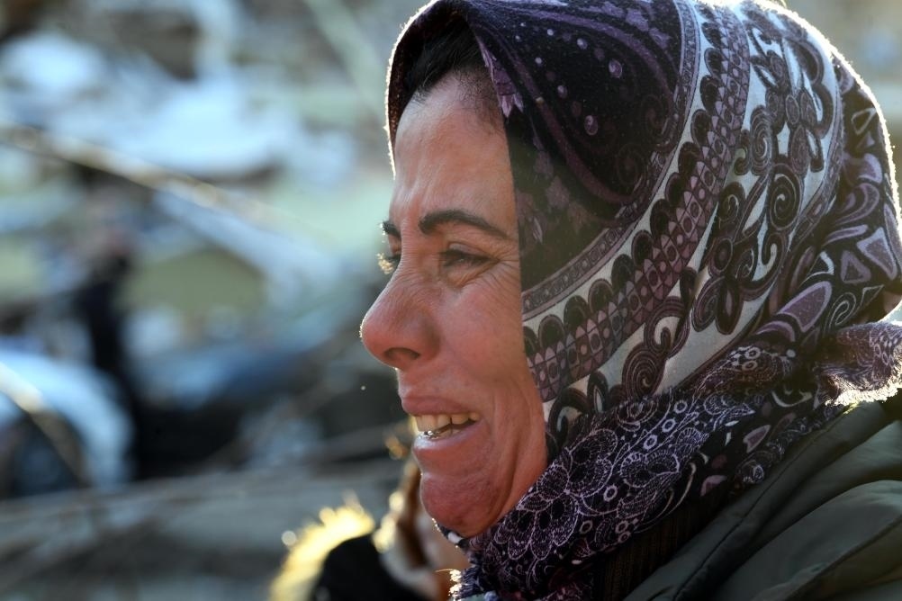 2月8日，在土耳其哈塔伊的一處地震廢墟，當(dāng)?shù)鼐用竦却H人的消息。新華社記者沙達(dá)提攝