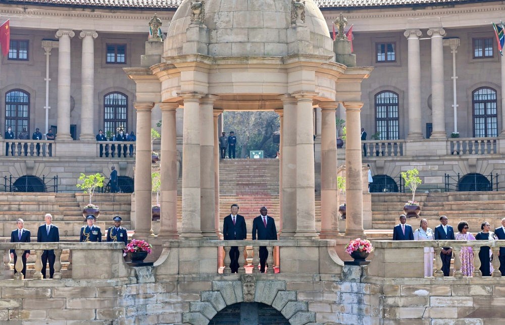 當(dāng)?shù)貢r(shí)間8月22日上午，正在南非進(jìn)行國(guó)事訪問的國(guó)家主席習(xí)近平在比勒陀利亞總統(tǒng)府同南非總統(tǒng)拉馬福薩會(huì)談。會(huì)談前，拉馬福薩在總統(tǒng)府廣場(chǎng)為習(xí)近平舉行歡迎儀式。新華社記者 殷博古 攝