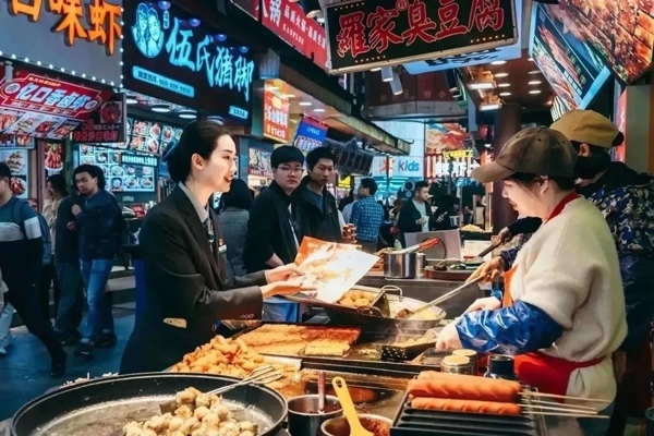 當(dāng)?shù)劂y行工作人員向個(gè)體經(jīng)營(yíng)者介紹金融服務(wù)。受訪者供圖