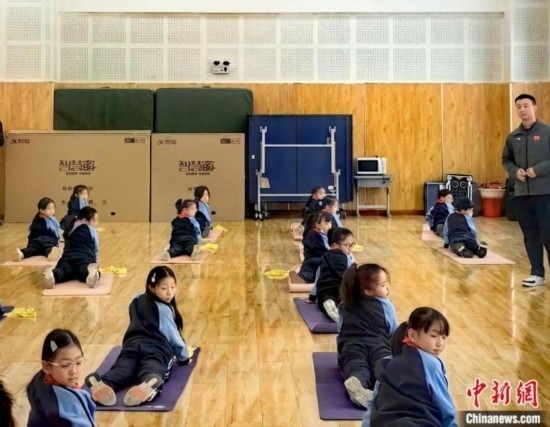 逸陽文思學(xué)校學(xué)生正在進(jìn)行運(yùn)動恢復(fù)矯正訓(xùn)練。<a target='_blank' href='/' ><p align=