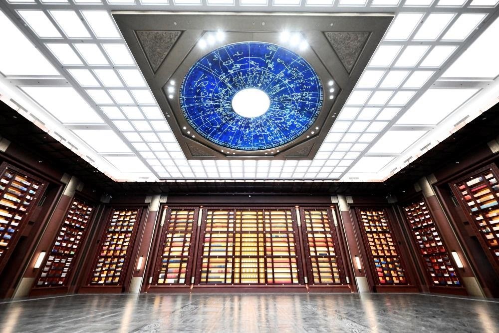 △中國國家版本館中央總館“文瀚閣”內(nèi)景。星空穹頂上是一幅宋代石刻天文圖，傳遞著“文瀚閣”的寓意：中華文明如星空般浩瀚璀璨。