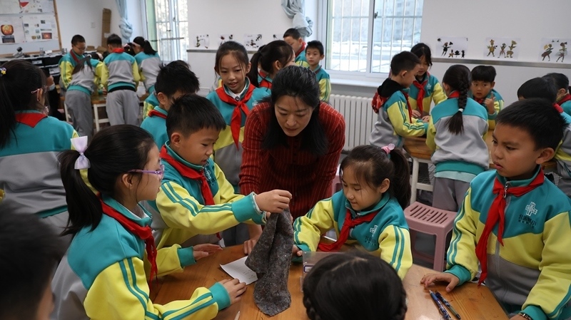 科學(xué)老師教同學(xué)制作消聲裝置。校方供圖