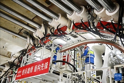 12月30日，中鐵十四局技術(shù)人員在盾構(gòu)掘進(jìn)開(kāi)始前檢查“海天號(hào)”盾構(gòu)機(jī)。新華社記者 李紫恒 攝