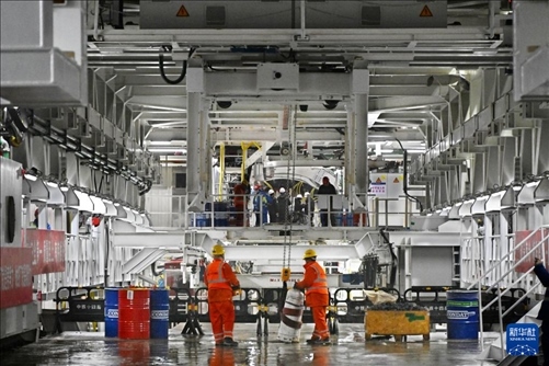 12月30日，建設(shè)者在青島膠州灣第二隧道工程南線主線隧道盾構(gòu)掘進(jìn)現(xiàn)場(chǎng)作業(yè)。新華社記者 李紫恒 攝