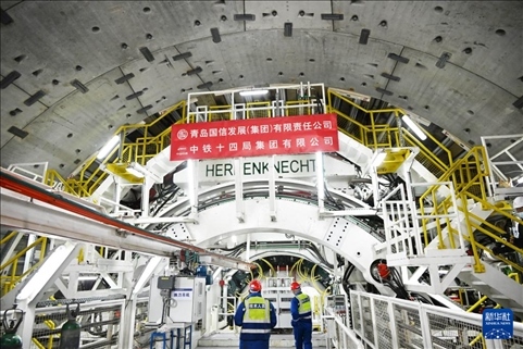 12月30日，中鐵十四局技術(shù)人員在盾構(gòu)掘進(jìn)開(kāi)始前檢查“海天號(hào)”盾構(gòu)機(jī)。新華社記者 李紫恒 攝