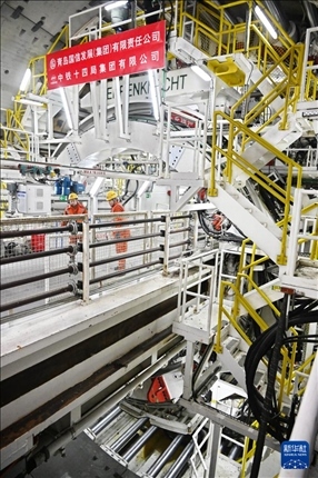 12月30日，建設(shè)者在青島膠州灣第二隧道工程南線主線隧道盾構(gòu)掘進(jìn)現(xiàn)場(chǎng)作業(yè)。新華社記者 李紫恒 攝