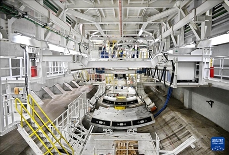 12月30日，建設(shè)者在青島膠州灣第二隧道工程南線主線隧道盾構(gòu)掘進(jìn)現(xiàn)場(chǎng)作業(yè)。新華社記者 李紫恒 攝