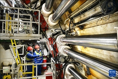 12月30日，中鐵十四局技術(shù)人員在盾構(gòu)掘進(jìn)開(kāi)始前檢查“海天號(hào)”盾構(gòu)機(jī)。新華社記者 李紫恒 攝