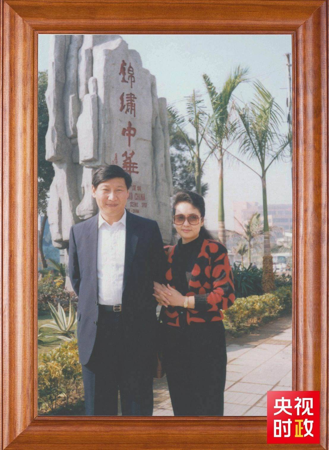 △這是習(xí)近平和夫人彭麗媛的合影。這張照片第一次出現(xiàn)在他的書架上。