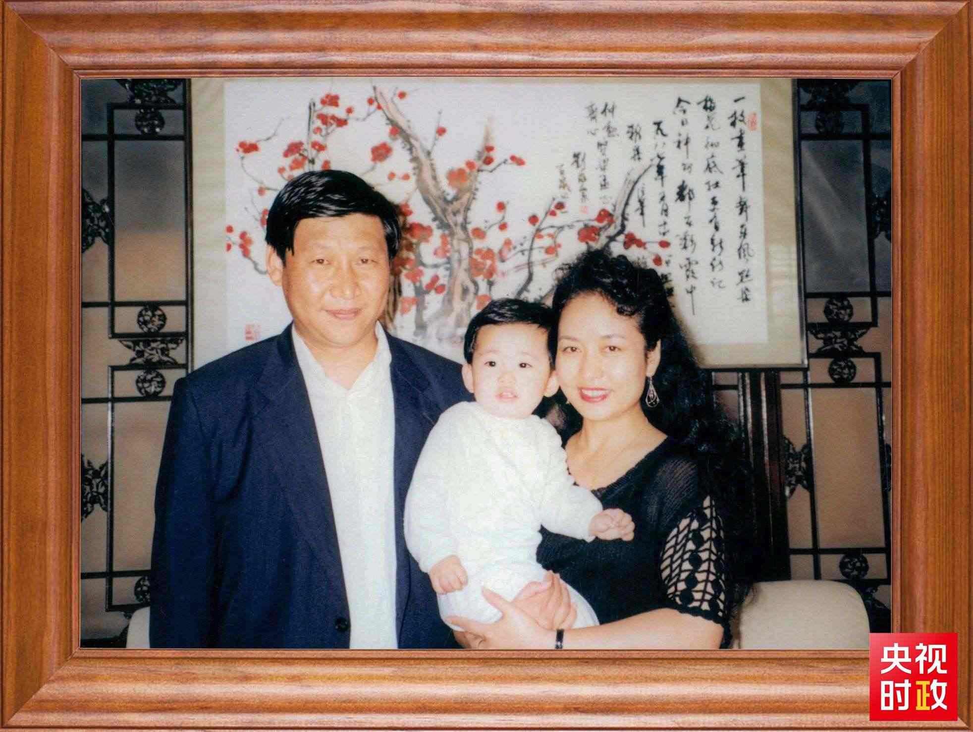 △這是習(xí)近平一家三口的合影。這張照片第一次出現(xiàn)在他的書架上。