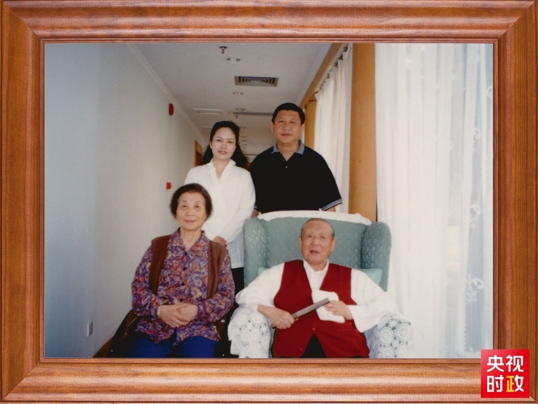 △這是習(xí)近平夫婦同父親習(xí)仲勛、母親齊心的合影。這張照片第一次出現(xiàn)在他的書架上。