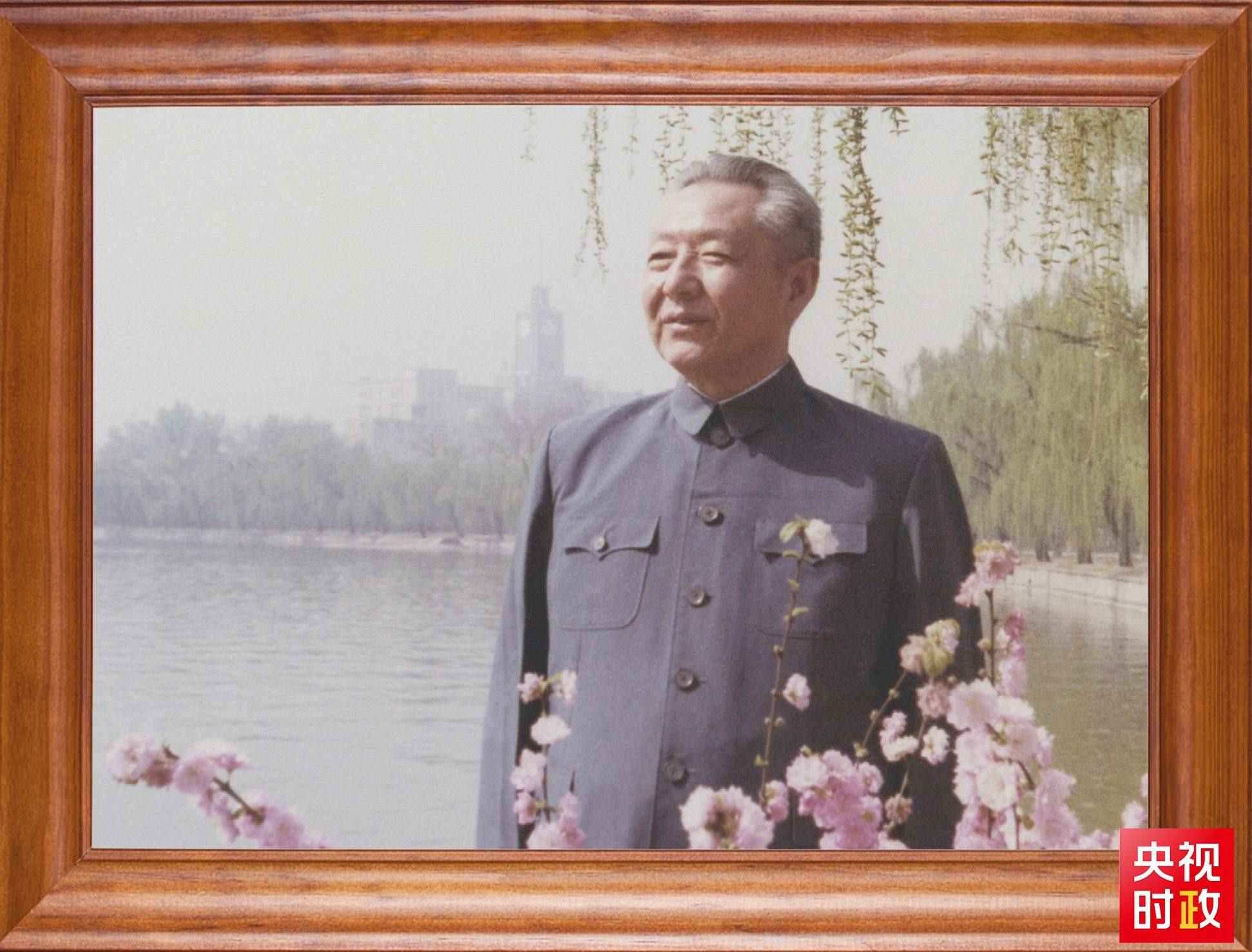 △這是習(xí)近平父親習(xí)仲勛同志的照片。2023年10月15日，是習(xí)仲勛同志誕辰110周年紀(jì)念日。這張照片第一次出現(xiàn)在他的書架上。