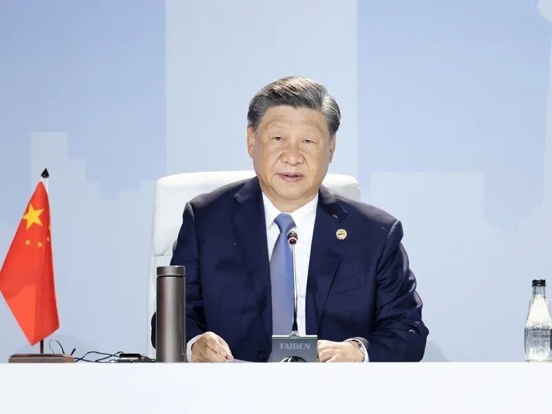 當(dāng)?shù)貢r(shí)間8月24日，習(xí)近平主席在南非約翰內(nèi)斯堡出席金磚國(guó)家領(lǐng)導(dǎo)人第十五次會(huì)晤特別記者會(huì)。