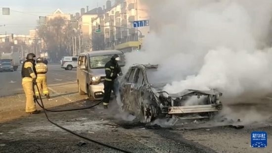 這張俄羅斯緊急情況部12月30日發(fā)布的視頻截圖顯示，在俄羅斯別爾哥羅德市，工作人員在現(xiàn)場(chǎng)救援。新華社發(fā)