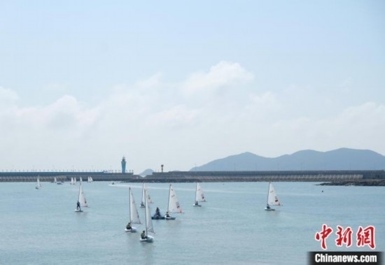 浙江象山，杭州亞運會帆船項目運動員揚帆起航。林波 攝