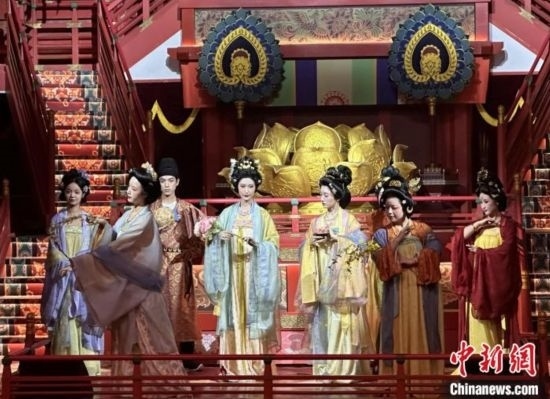 2023年12月31日晚間，在長安十二時辰主題街區(qū)進(jìn)行的漢服表演。 中新社記者 張一辰 攝