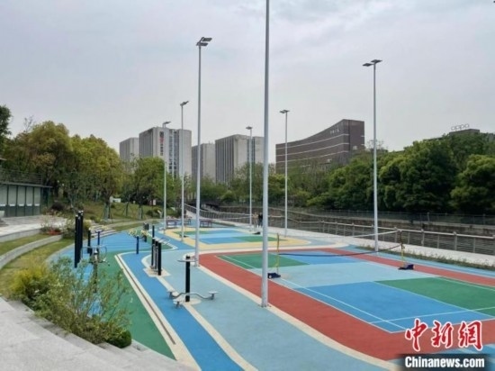 杭州余杭區(qū)一嵌入式體育場地。張煜歡 攝