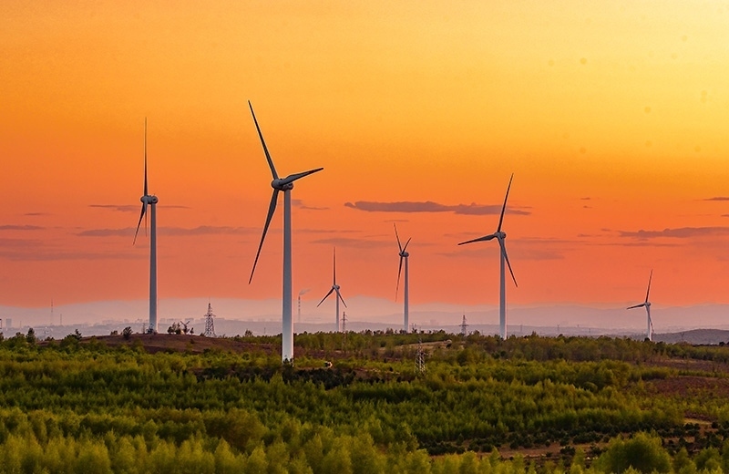 2023年5月23日清晨拍攝的內(nèi)蒙古興安盟烏蘭浩特市呼和馬場風力光伏發(fā)電場內(nèi)的風機。