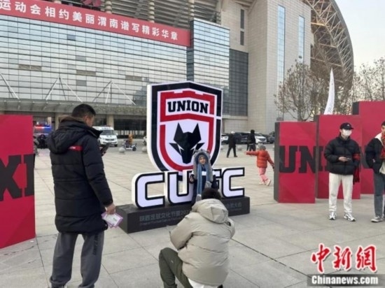 球迷們與隊(duì)徽合影。記者 卞立群 攝