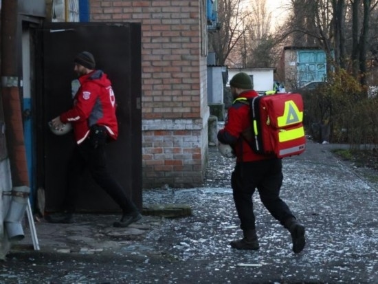  2023年11月25日，烏克蘭紅十字會救援人員在基輔市一棟遭空襲的居民樓實(shí)施清理和救助工作。新華社發(fā)（羅曼·佩圖什科夫攝）