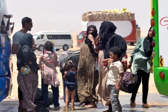  2023年4月27日，在埃及南部與蘇丹交界的阿爾根邊境口岸，人們離開蘇丹進(jìn)入埃及境內(nèi)。新華社發(fā)（拉德萬攝）