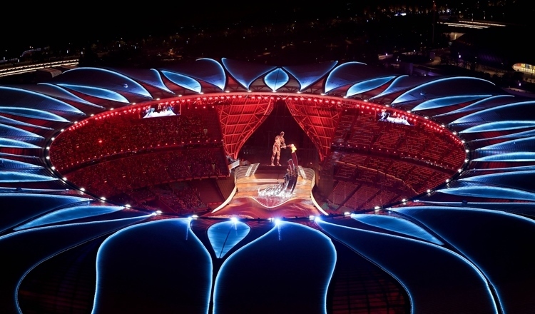 2023年9月23日，最后一棒火炬手汪順和數(shù)字火炬手在杭州亞運會開幕式上點燃主火炬。新華社記者 程婷婷 攝