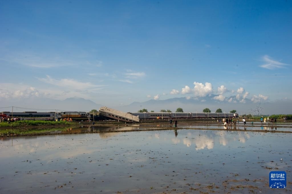 ?這是1月5日在印度尼西亞西爪哇省拍攝的列車相撞事故現(xiàn)場。新華社發(fā)（塞提安賈爾攝）