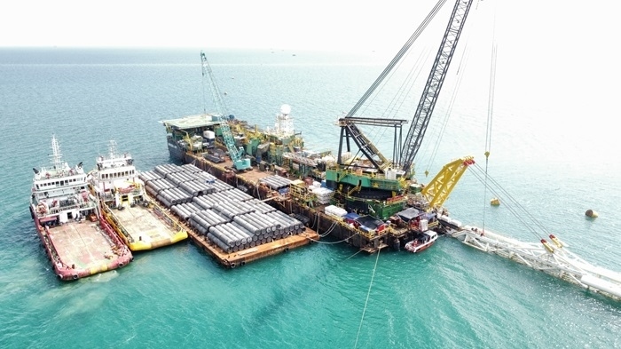 印尼拉維拉維項目52英寸海管拖拉頭準確抵達登陸點。主辦方供圖