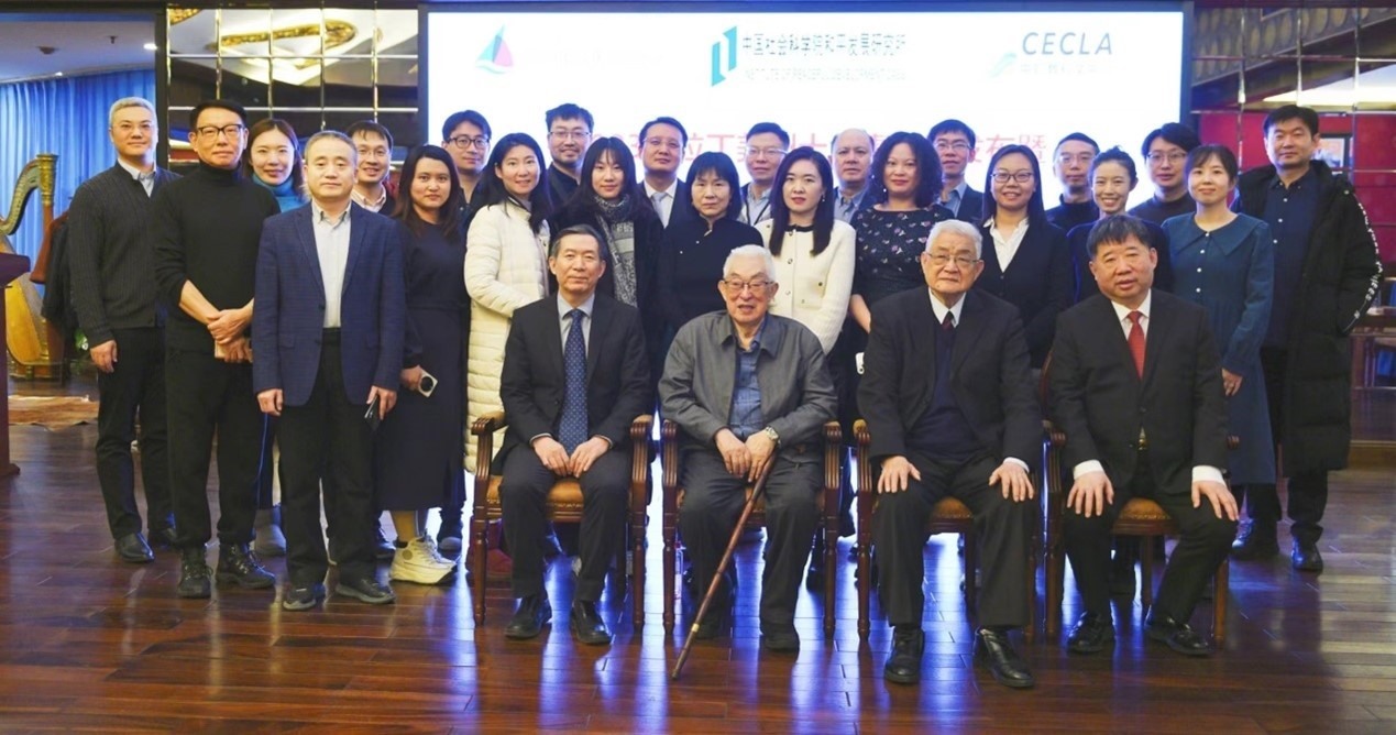 與會專家學者舉行合影。主辦方供圖