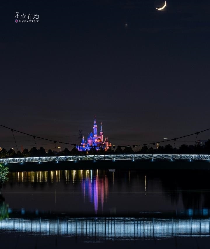 上海星空攝影愛(ài)好者陳悅?cè)A2023年5月23日在上海浦東拍攝的金星伴月。（本人供圖）