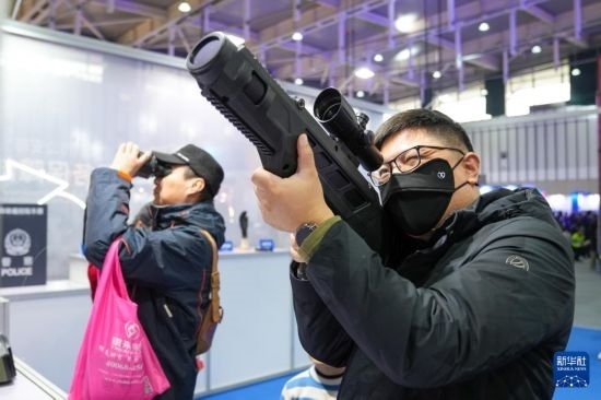 1月6日，觀眾在警營(yíng)開放周活動(dòng)現(xiàn)場(chǎng)體驗(yàn)警用激光炫目槍。